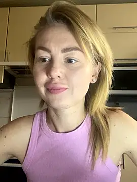 Snapshot of MartaLuna_ chatting on November 18, 2025, 11:57 am MartaLuna online show from November 18, 2025, 11:57 am