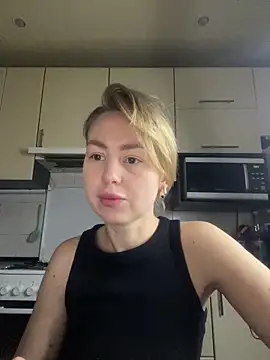 Snapshot of MartaLuna_ chatting on December 14, 2025, 1:28 pm MartaLuna online show from December 14, 2025, 1:28 pm