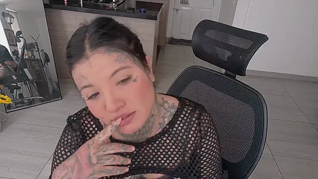 Snapshot of Unatatuada chatting on November 4, 2025, 7:28 pm Unatatuada online show from November 4, 2025, 7:28 pm