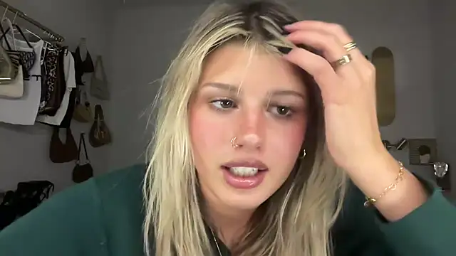 Snapshot of AnnGrayson chatting on October 29, 2025, 12:20 am AnnGrayson online show from October 29, 2025, 12:20 am