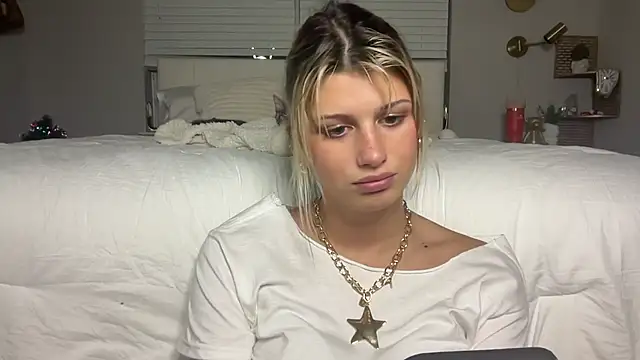 Snapshot of AnnGrayson chatting on November 24, 2025, 10:54 pm AnnGrayson online show from November 24, 2025, 10:54 pm