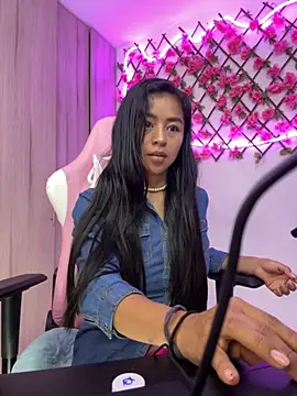 Snapshot of RaquelOficial chatting on October 24, 2025, 11:20 am RaquelOficial online show from October 24, 2025, 11:20 am