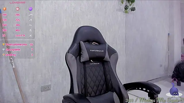 Snapshot of Almaazz chatting on November 17, 2025, 4:33 pm Almaazz online show from November 17, 2025, 4:33 pm