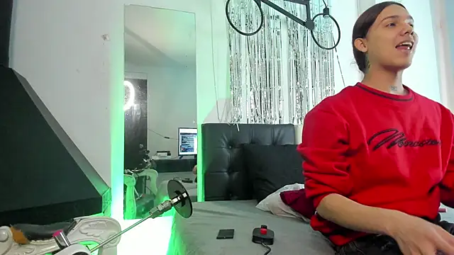 Snapshot of Almaazz chatting on November 6, 2025, 7:29 pm Almaazz online show from November 6, 2025, 7:29 pm