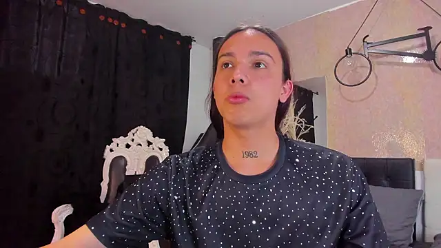 Snapshot of Almaazz chatting on February 10, 2026, 7:46 pm Almaazz online show from February 10, 2026, 7:46 pm