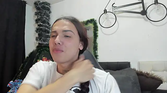 Snapshot of Almaazz chatting on January 9, 2026, 7:43 pm Almaazz online show from January 9, 2026, 7:43 pm