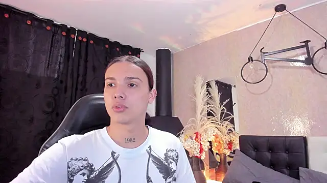 Snapshot of Almaazz chatting on February 5, 2026, 7:10 pm Almaazz online show from February 5, 2026, 7:10 pm