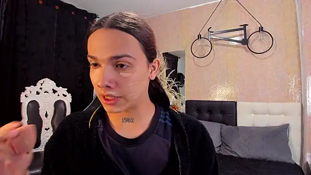 Snapshot of Almaazz chatting on February 24, 2026, 6:42 pm Almaazz online show from February 24, 2026, 6:42 pm