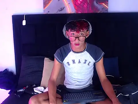 Billie Turner  online show from November 18, 2025, 4:10 pm