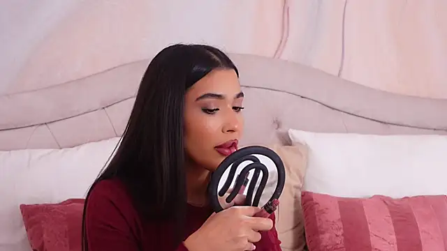 Snapshot of MyaMuse chatting on November 26, 2025, 8:25 am MyaMuse online show from November 26, 2025, 8:25 am