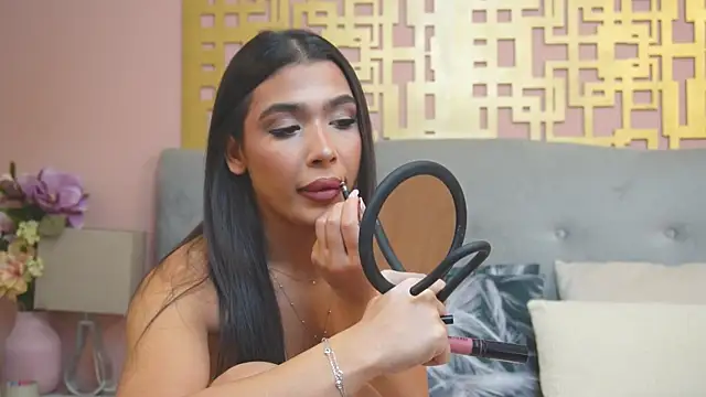 Snapshot of MyaMuse chatting on December 4, 2025, 8:13 am MyaMuse online show from December 4, 2025, 8:13 am