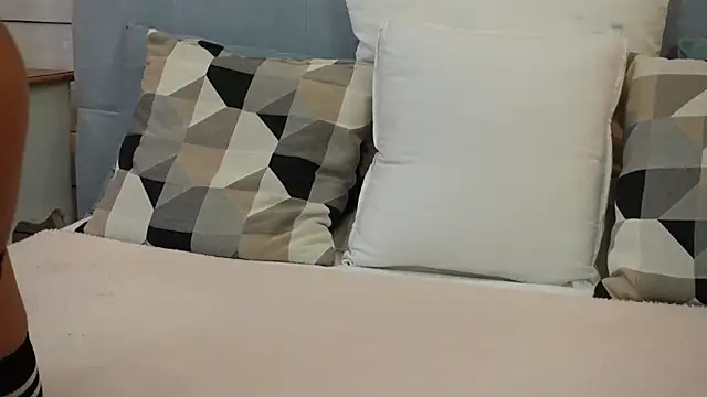 Snapshot of MyaMuse chatting on November 5, 2025, 1:14 pm MyaMuse online show from November 5, 2025, 1:14 pm