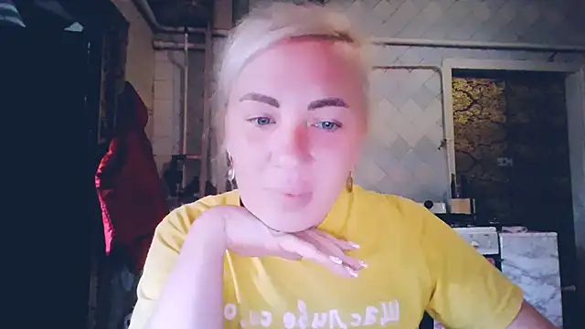Snapshot of EmmaCat_ chatting on May 25, 2026, 5:40 am EmmaCat online show from May 25, 2026, 5:40 am