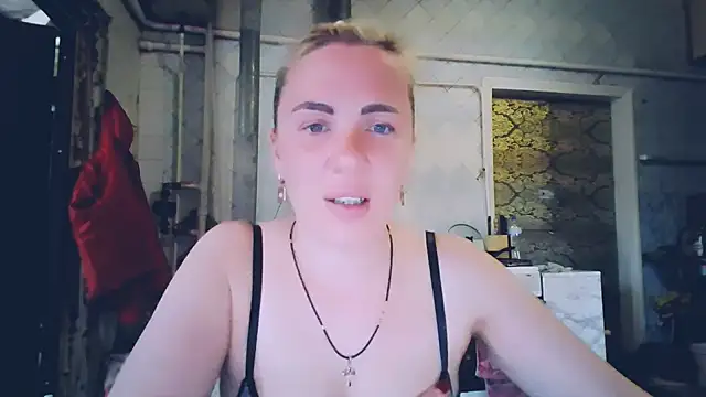 Snapshot of EmmaCat_ chatting on May 4, 2026, 7:11 am EmmaCat online show from May 4, 2026, 7:11 am