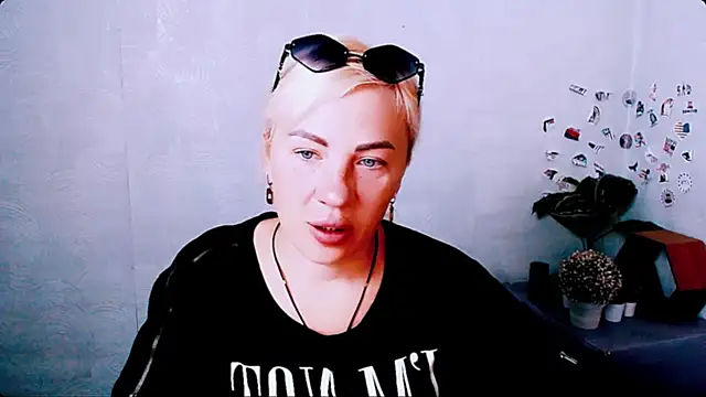 Snapshot of EmmaCat_ chatting on June 1, 2026, 4:13 am EmmaCat online show from June 1, 2026, 4:13 am