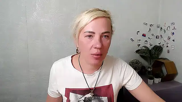 Snapshot of EmmaCat_ chatting on May 7, 2026, 4:06 am EmmaCat online show from May 7, 2026, 4:06 am