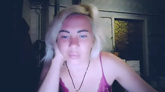 Snapshot of EmmaCat_ chatting on May 28, 2026, 8:15 pm EmmaCat online show from May 28, 2026, 8:15 pm