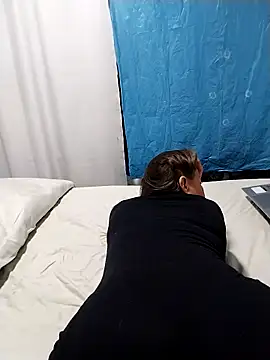 LaraCaliente online show from April 14, 2026, 2:05 am