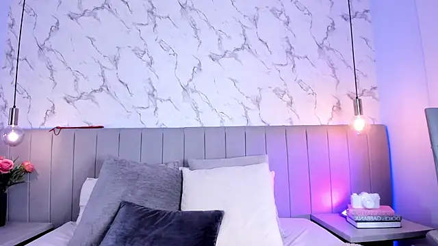 Amber Santana online show from November 18, 2025, 9:18 pm