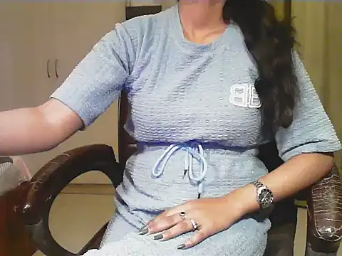 short girl  online show from January 11, 2026, 4:47 pm