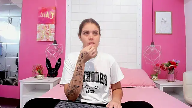 isabel 09 online show from May 15, 2026, 7:01 pm