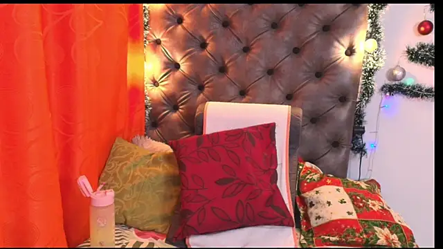 Snapshot of Luna021_1 chatting on December 13, 2025, 8:04 pm Luna021 1 online show from December 13, 2025, 8:04 pm