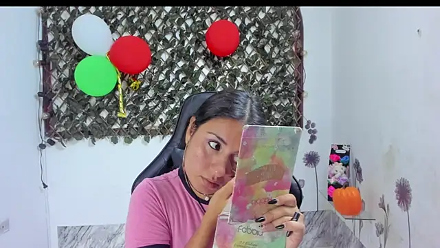 Snapshot of Luna021_1 chatting on November 5, 2025, 7:17 pm Luna021 1 online show from November 5, 2025, 7:17 pm