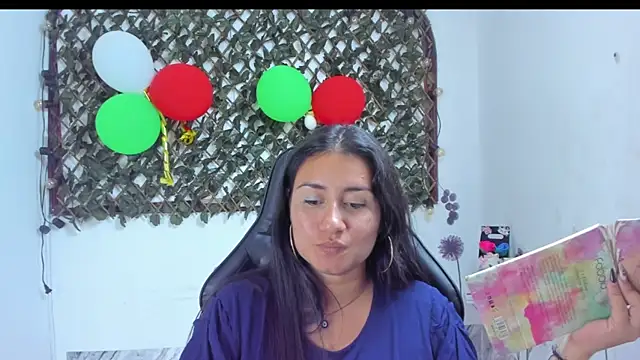 Snapshot of Luna021_1 chatting on November 3, 2025, 7:28 pm Luna021 1 online show from November 3, 2025, 7:28 pm