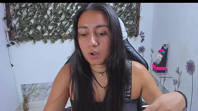 Snapshot of Luna021_1 chatting on December 2, 2025, 9:05 pm Luna021 1 online show from December 2, 2025, 9:05 pm