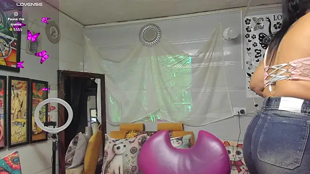 Girl luna  online show from September 29, 2025, 7:41 pm