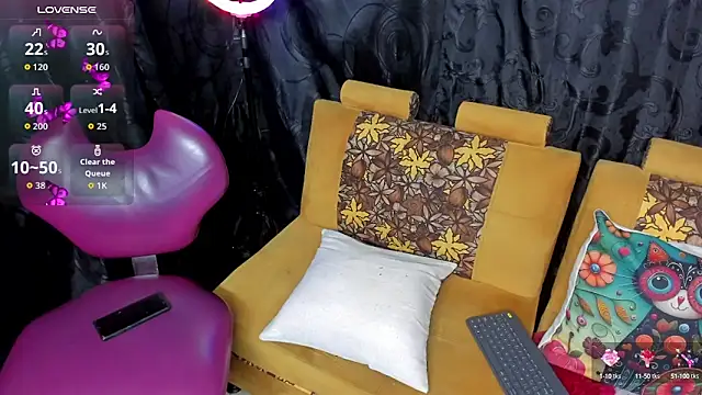 Girl luna  online show from October 17, 2025, 7:26 pm