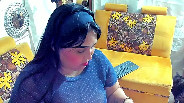 Girl luna  online show from October 16, 2025, 7:33 pm