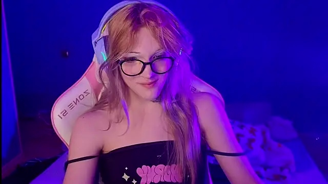 Snapshot of bekvafluttershy chatting on December 14, 2025, 4:01 pm bekvafluttershy online show from December 14, 2025, 4:01 pm