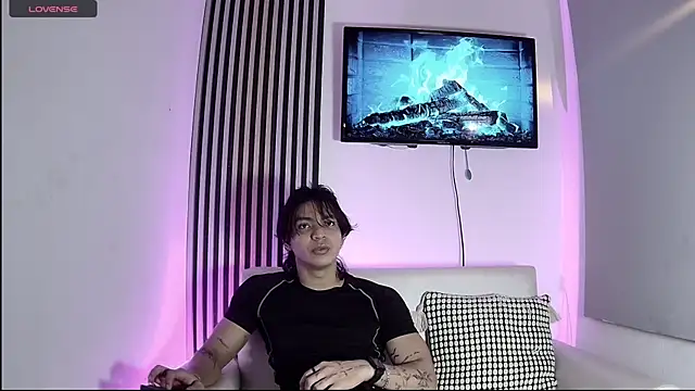 Snapshot of toji_luxxer chatting on November 9, 2025, 2:26 am toji luxxer online show from November 9, 2025, 2:26 am