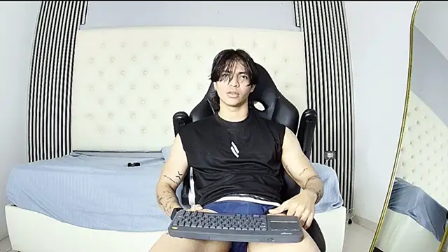 Snapshot of toji_luxxer chatting on November 2, 2025, 7:52 pm toji luxxer online show from November 2, 2025, 7:52 pm