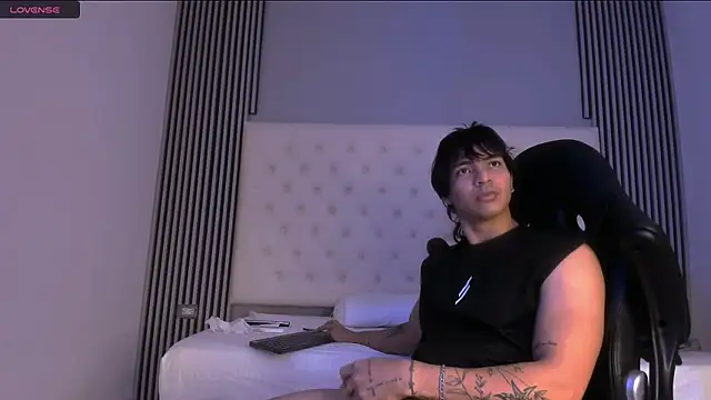 Snapshot of toji_luxxer chatting on November 15, 2025, 8:46 pm toji luxxer online show from November 15, 2025, 8:46 pm