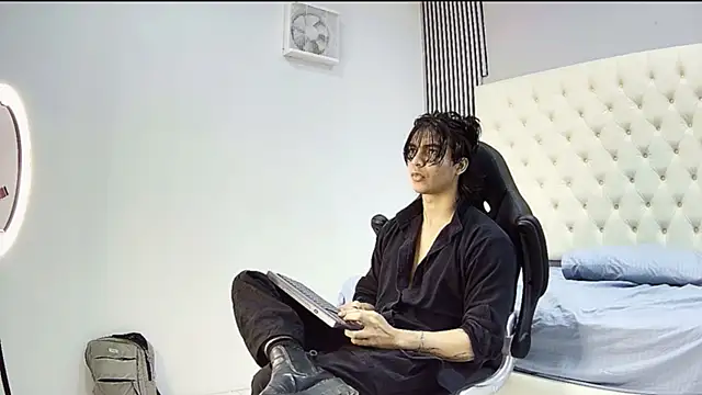 Snapshot of toji_luxxer chatting on November 2, 2025, 2:16 am toji luxxer online show from November 2, 2025, 2:16 am