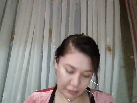 Snapshot of Lomivah chatting on November 7, 2025, 6:01 pm Lomivah online show from November 7, 2025, 6:01 pm