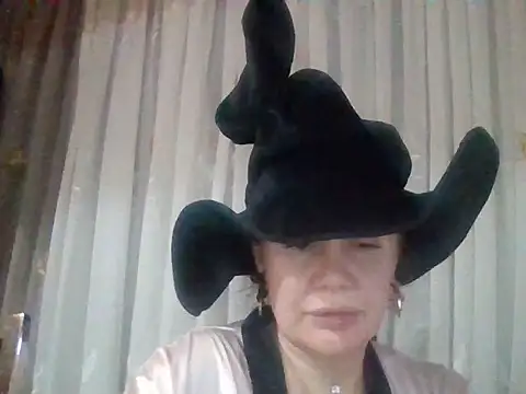 Snapshot of Lomivah chatting on October 31, 2025, 4:14 pm Lomivah online show from October 31, 2025, 4:14 pm