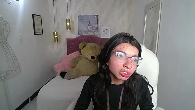 Snapshot of alllyson_ chatting on December 4, 2025, 7:57 pm alllyson online show from December 4, 2025, 7:57 pm