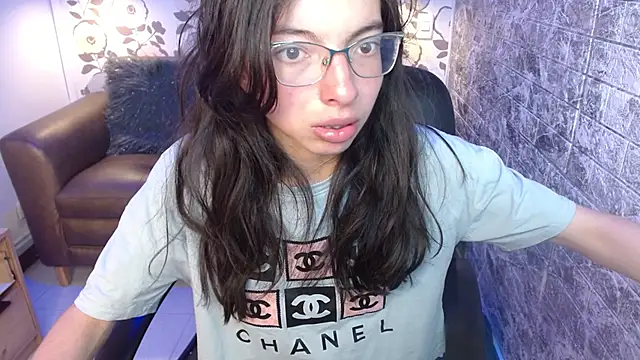 Snapshot of alllyson_ chatting on September 19, 2025, 7:51 pm alllyson online show from September 19, 2025, 7:51 pm