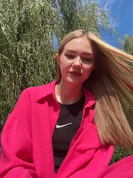 Snapshot of MilaMoone chatting on September 18, 2025, 7:33 am MilaMoone online show from September 18, 2025, 7:33 am