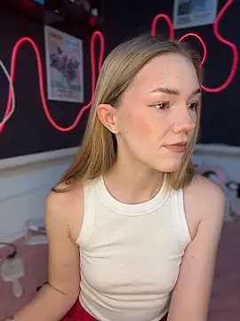 MilaMoone online show from April 19, 2026, 10:16 am