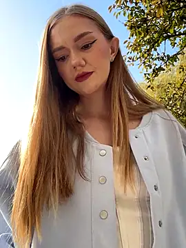 MilaMoone online show from November 8, 2025, 11:25 am