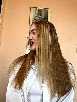 Snapshot of MilaMoone chatting on September 24, 2025, 11:39 am MilaMoone online show from September 24, 2025, 11:39 am