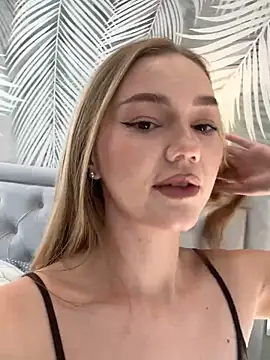 MilaMoone online show from November 21, 2025, 11:42 am