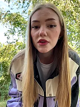 Snapshot of MilaMoone chatting on September 28, 2025, 10:11 am MilaMoone online show from September 28, 2025, 10:11 am