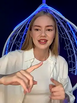 Snapshot of MilaMoone chatting on October 5, 2025, 10:06 am MilaMoone online show from October 5, 2025, 10:06 am