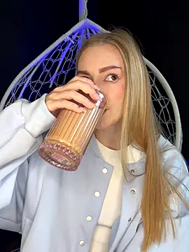 Snapshot of MilaMoone chatting on October 14, 2025, 10:38 am MilaMoone online show from October 14, 2025, 10:38 am