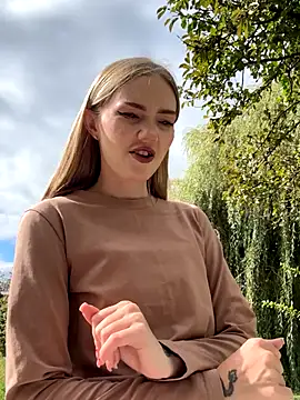 Snapshot of MilaMoone chatting on October 2, 2025, 10:18 am MilaMoone online show from October 2, 2025, 10:18 am